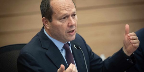 שר הכלכלה ניר ברקת מגיע לישיבת ועדת הכלכלה בכנסת, הפרלמנט הישראלי בירושלים, ב-3 בינואר 2024. צילום יונתן סינדל/פלאש90