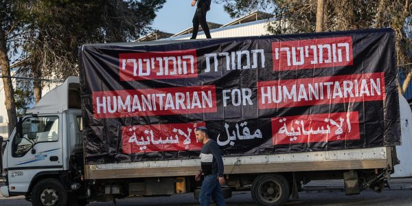 משאיות עם שלטי המחאה נגד העברת משאיות הסיוע ההומניטרי לעזה. צילום: פלאש 90