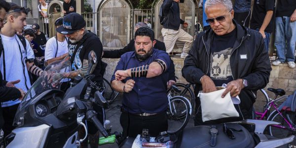 הנחת תפילין מחוץ לגימנסיה בתל אביב. צילום: פלאש 90