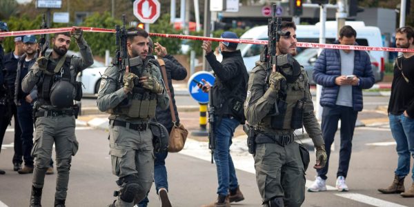 כוחות הביטחון בזירת הפיגוע ברעננה. צילום: איתי רון/פלאש 90