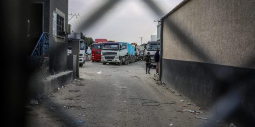 משאיות ציוד "הומניטרי" במעבר כרם שלום. צילום: עבד רחים חטיב/פלאש 90