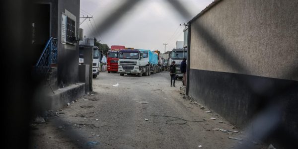 משאיות ציוד "הומניטרי" במעבר כרם שלום. צילום: עבד רחים חטיב/פלאש 90