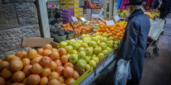 Shopping at the Mahane Yehuda market in Jerusalem. January 23, 2024. Photo by Chaim Goldberg/FLASH90 *** Local Caption *** שוק
מחנה יהודה
ירושלים
