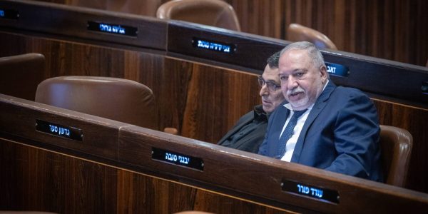 אביגדור ליברמן וגדעון סער במליאת הכנסת בימים אחרים. צילום: חיים גולדברג/פלאש 90