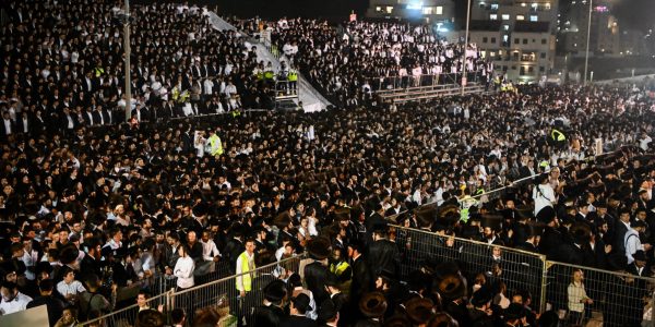 הדלקת המשפיע החסידי הרה"צ אלימלך בידרמן בעיר בית שמש. צילום: אריה לייב אברמס/פלאש 90