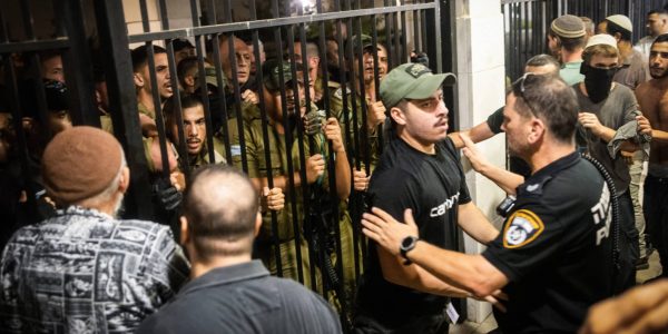 מפגינים מוחים בכניסה למבנה הפרקליטות הצבאית בבית ליד. צילום: פלאש 90