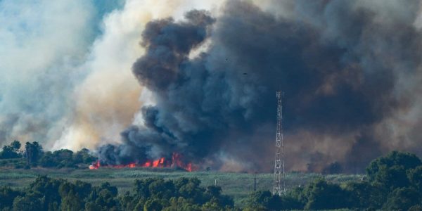 עשן מיתמר בעקבות נפילת רקטות ששוגרו מלבנון. צילום: אייל מרגולין/פלאש90