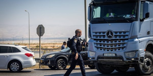 משאיות ירדניות סמוך למעבר אלנבי. צילום: יונתן זינדל/פלאש 90