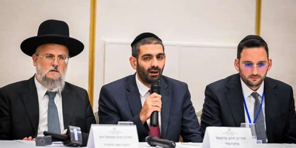 השר מלכיאלי ויו"ר ועדת הבחירות לרבנים הראשיים לישראל, הרב שמואל חזן. צילום: אריה לייב אברמס/פלאש 90