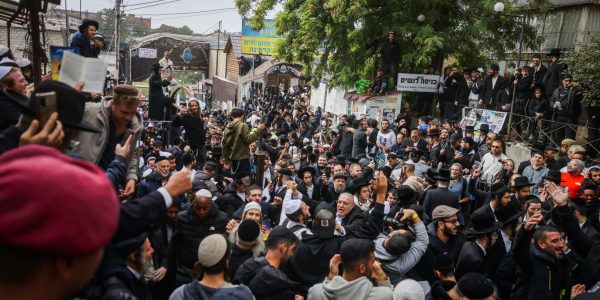 אלפים באמירת תיקון הכללי סמוך לציון מוהר"ן מברסלב באומן. צילום: חיים גולדברג/פלאש 90