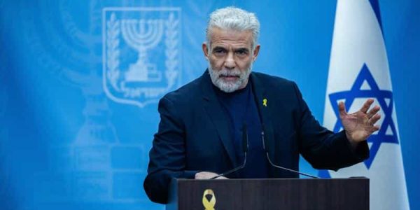 יאיר לפיד בישיבת הסיעה. צילום: יונתן זינדל/פלאש 90