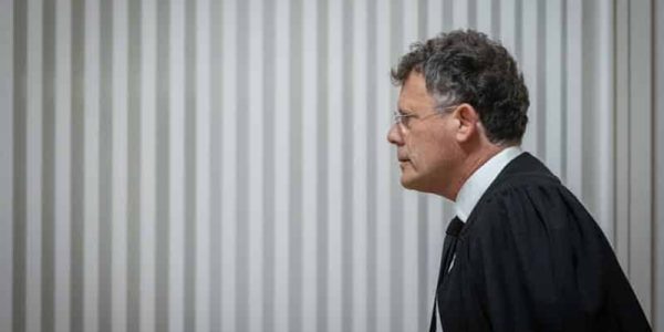 Supreme court justice Isaac Amit arrives for a petition filed by Families of Israelis held hostage in the Gaza Strip against Israeli Prime Minister Benjamin Netanyahu, at the Supreme Court in Jerusalem, November 14, 2024. Photo by Chaim Goldberg/Flash90 *** Local Caption *** יצחק עמית
עתירה
בית
משפט
עליון
חטופים
חרבות
ברזל
דיון