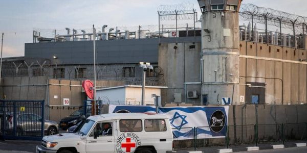 רכבי הצלב האדום סמוך לכלא עופר. צילום: חיים גולדברג/פלאש 90