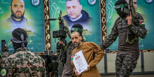 אלי שרעבי עם מחבלי חמאס. צילום: עבד רחים חטיב/פלאש 90