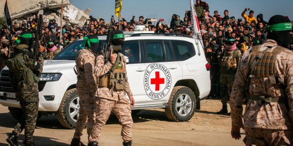 מחבלי חמאס סמוך לבמת הטקס בשחרור החטופים. צילום: Abed Rahim Khatib/Flash90