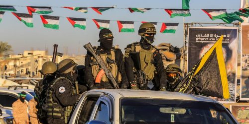 מחבלי חמאס חוגגים בזירת שחרור חטופים. צילום: Abed Rahim Khatib/Flash90