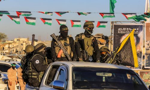 מחבלי חמאס חוגגים בזירת שחרור חטופים. צילום: Abed Rahim Khatib/Flash90