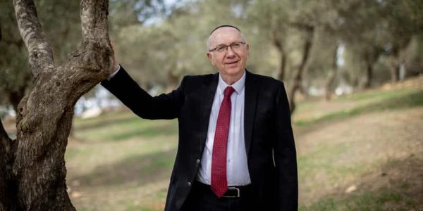 העיתונאי ישראל קצובר צילום יונתן סינדל פלאש 90