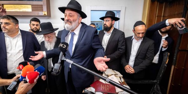 דרעי לצד הראשון לציון רבי יצחק יוסף. צילום: יונתן זינדל/פלאש 90