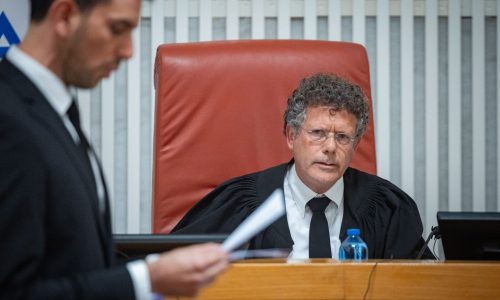 יצחק עמית בדיון. צילום: יונתן זינדל/פלאש 90