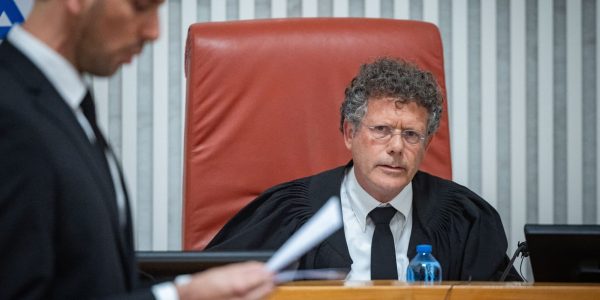 יצחק עמית בדיון. צילום: יונתן זינדל/פלאש 90