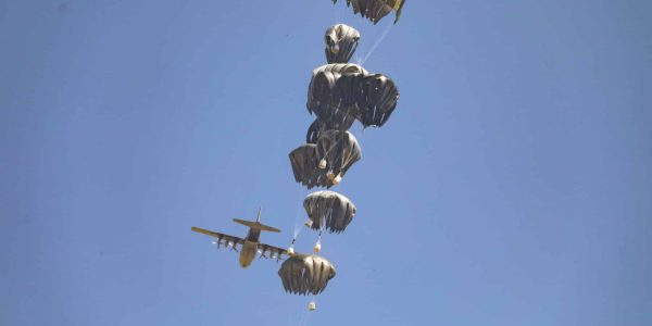 הצנחת סיוע הומניטרי בעזה. צילום: עלי חסאן/פלאש 90