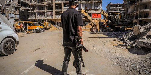 מחבלי חמאס עם נשקים ברצועת עזה. צילום: Saeed Mohammed/Flash90