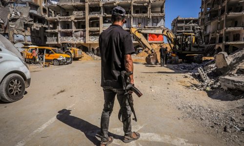 מחבלי חמאס עם נשקים ברצועת עזה. צילום: Saeed Mohammed/Flash90