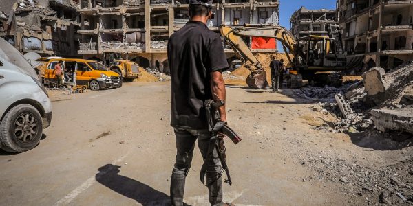 מחבלי חמאס עם נשקים ברצועת עזה. צילום: Saeed Mohammed/Flash90