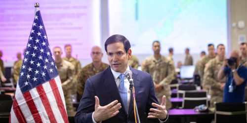 רוביו במפקדה המשותפת בקריית גת. צילום: אוליבייה פיטוסי/POOL