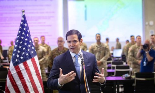 רוביו במפקדה המשותפת בקריית גת. צילום: אוליבייה פיטוסי/POOL