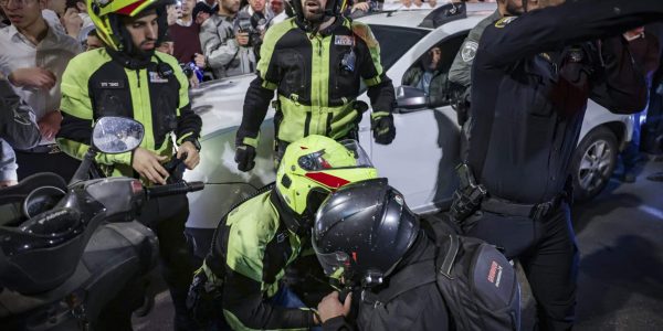 כוחות ההצלה בהפגנת הפלג בכביש 4. צילום: דוד כהן/פלאש 90