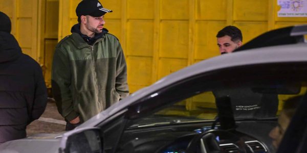 מרדכי דוד חוסם רכב  צילום: אבשלום ששוני/פלאש 90