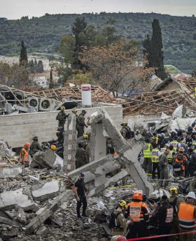 זירת נפילת הטיל האיראני בבית שמש. צילום: יונתן זינדל/פלאש 90