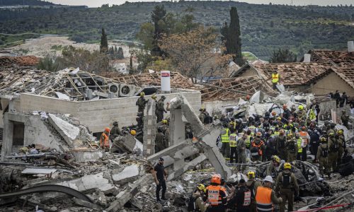 זירת נפילת הטיל האיראני בבית שמש. צילום: יונתן זינדל/פלאש 90