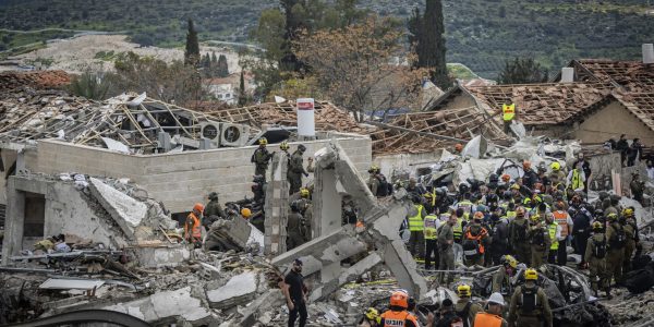 זירת נפילת הטיל האיראני בבית שמש. צילום: יונתן זינדל/פלאש 90