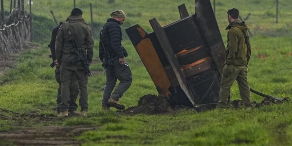 נפילת רסיס טיל מאיראן. צילום: איל מרגולין/פלאש 90