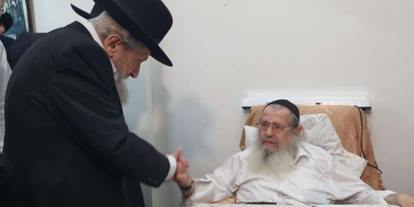 הגאון רבי דב לנדו בביקור חולים אצל הגאון רבי ברוך ויסבקר