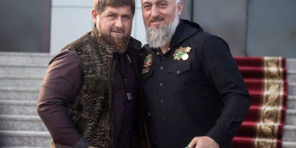 המנהיג הצ'צ'ני רמזן קדירוב (משמאל) עם בן דודו שחוסל או נעלם