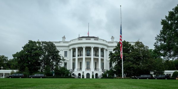 דגלי ארה"ב בחצי התורן. צילום: הבית הלבן