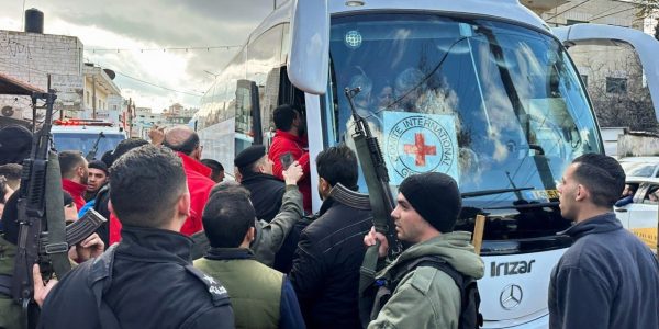 מחבלים משוחררים בעסקת החטופים, יורדים ברמאללה מאוטובוסים של הצלב האדום. צילום: רשתות פלסטיניות