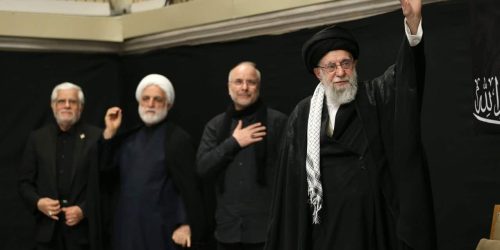 חמינאי מנופף לתומכיו, בפעם הראשונה ליציאתו מהבונקר. צילום: סוכנות הידיעות ISNA