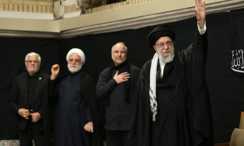 חמינאי מנופף לתומכיו, בפעם הראשונה ליציאתו מהבונקר. צילום: סוכנות הידיעות ISNA