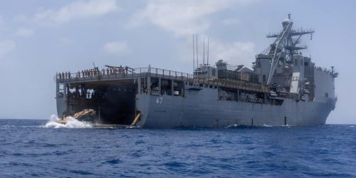 אוניית הנחיתה הימית האמריקנית ראשמור שפועלת בים הערבי. צילום: סנטקום