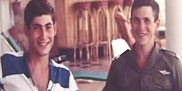 ראה"מ בנימין נתניהו בצעירותו, יחד עם אחיו יוני הי"ד