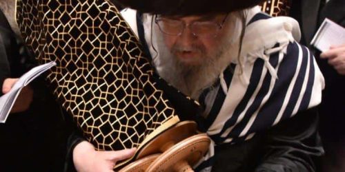 האדמו"ר מבעלזא עם ספר התורה שנתרם לזכותו