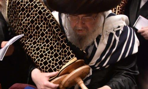 האדמו"ר מבעלזא עם ספר התורה שנתרם לזכותו