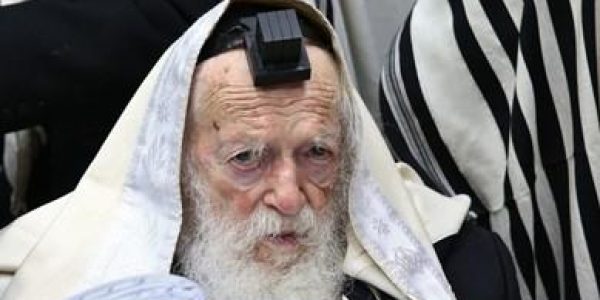 מרן הגר"ח קנייבסקי בתפילת שחרית // צילום: יעקב כהן