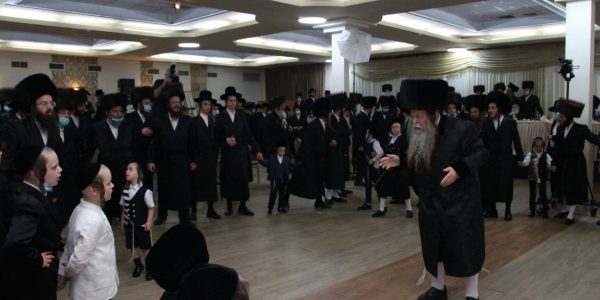 האדמו"ר דקות לפני שהתמוטט ופונה צילום: דוד קשת