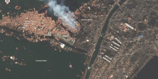 ערימות פסולת ועשן כפי שנראה מהחלל